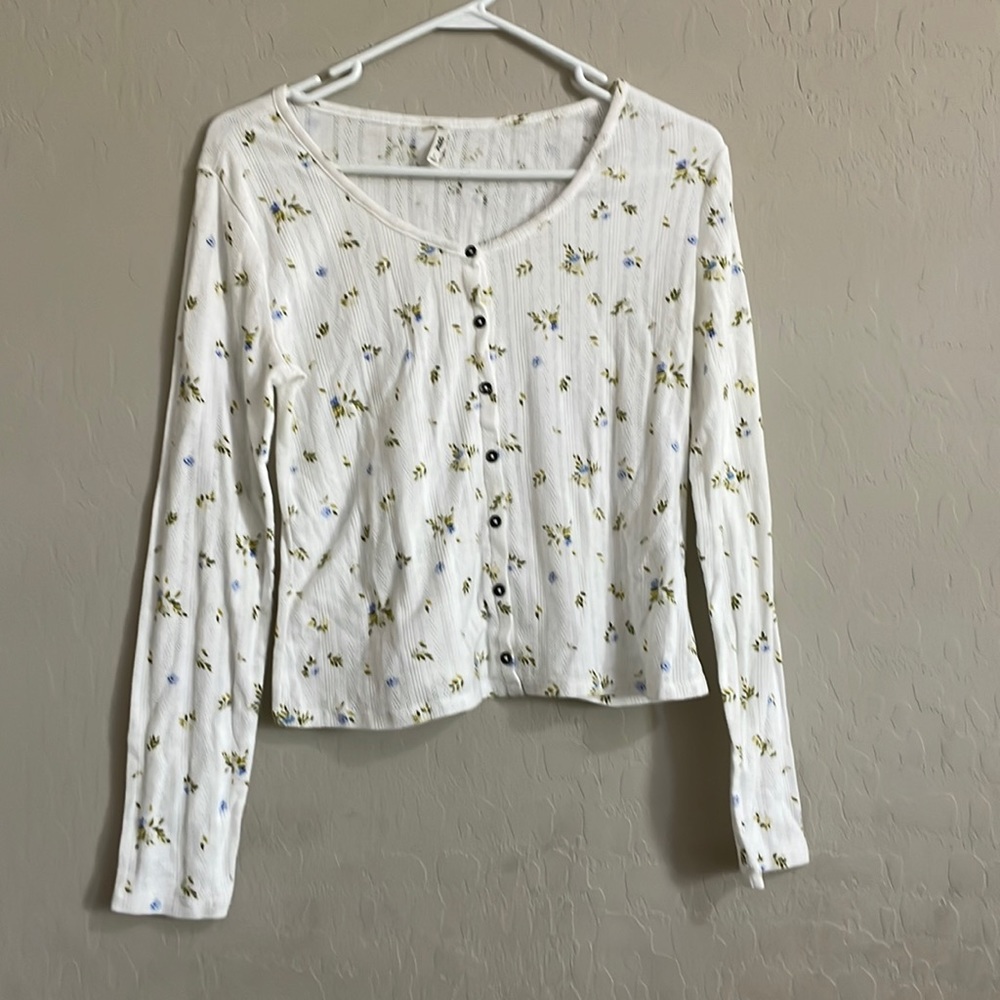 A cute long sleeve shirt the brand is miss. Size large. Worn once